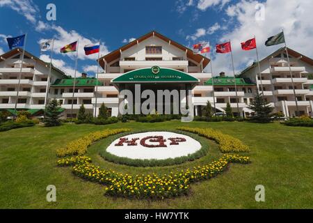 Russia, montagne del Caucaso, Area Sochi, Krasnaya Polyana, Gazprom Ski Resort, Grand Hotel Polyana, esterna, estate Foto Stock