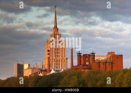 La Russia, Mosca, Presnya-area, fiume di Mosca e Ukraina hotel, uno di Stalin sette sorelle edifici Foto Stock