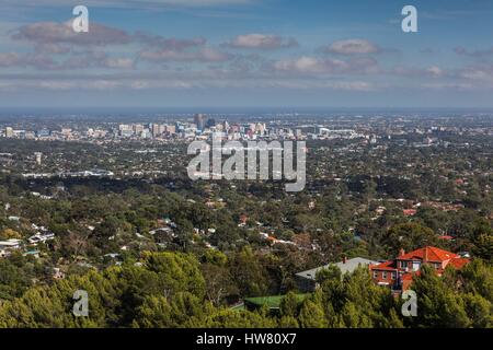 In Australia, in Sud Australia, Adelaide Hills, Crafers, elevati skyline di Adelaide dal Monte Lofty Summit Foto Stock