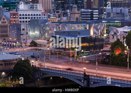 Australia, Victoria, Melbourne, Federation Square, vista in elevazione, crepuscolo Foto Stock