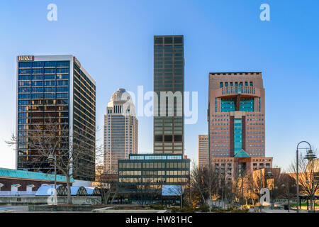 LOUISVILLE, KY, Stati Uniti d'America - FEB. 26, 2017: Louisville skyline con il BB&T, 400 W. Mercato, Nazionale Città, PNC Plaza e Humana Builings. Lousville è Foto Stock