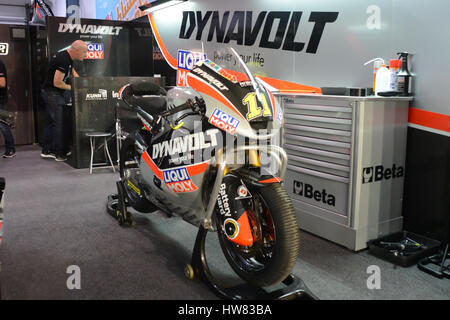 Circuito di Losail, in Qatar. Il 17 marzo 2017. La Moto2 moto del pilota tedesco Sandro Cortese durante il moto2 e la Moto3 Qatar credito di test: Gina Layva/Alamy Live News Foto Stock