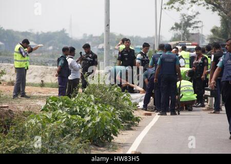 (170318) -- DHAKA, Marzo 18, 2017 (Xinhua) -- Diritto esecutori lavoro presso il sito di un attentato suicida di Dacca, capitale del Bangladesh, il 18 marzo 2017. La polizia del Bangladesh hanno detto di aver ucciso un sospetto militante e sventato il suo attacco a un check-post di anti-crimine elite force di azione rapida battaglione (RAB) nella capitale Dhaka il sabato mattina. (Xinhua/Mohammad Manowar Kamal) (zy) Foto Stock