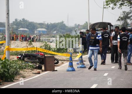 (170318) -- DHAKA, Marzo 18, 2017 (Xinhua) -- Diritto esecutori lavoro presso il sito dove la polizia ha ucciso un sospetto militante di Dacca, capitale del Bangladesh, il 18 marzo 2017. La polizia del Bangladesh hanno detto di aver ucciso un sospetto militante e sventato il suo attacco a un check-post di anti-crimine elite force di azione rapida battaglione (RAB) nella capitale Dhaka il sabato mattina. (Xinhua/Mohammad Manowar Kamal) (zy) Foto Stock