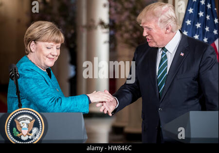 Washington, USA. Xvii Mar, 2017. Il cancelliere tedesco Angela Merkel (L) congeda il presidente statunitense Donald Trump dopo una conferenza stampa a Washington, USA, 17 marzo 2017. Merkel e Trump si sono incontrati presso la Casa Bianca per la prima volta. Foto: Michael Kappeler/dpa/Alamy Live News Foto Stock