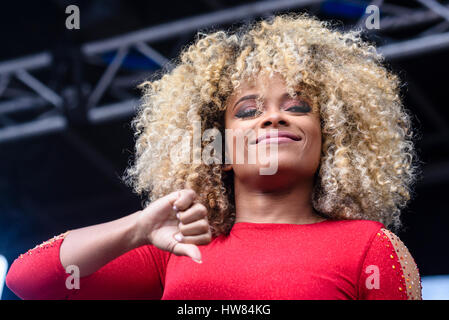 Belfast, Irlanda del Nord. 17 mar 2017 - Fleur est svolge San Patrizio Concerto per il giorno Foto Stock