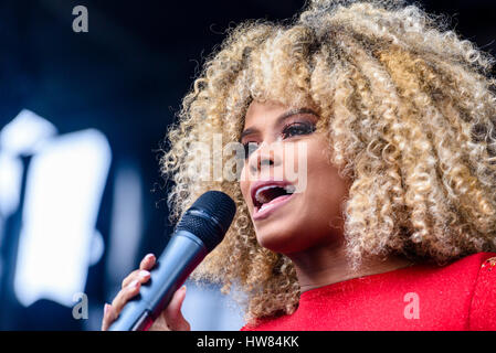 Belfast, Irlanda del Nord. 17 mar 2017 - Fleur est svolge San Patrizio Concerto per il giorno Foto Stock