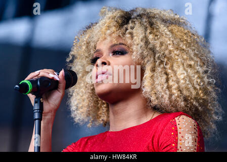 Belfast, Irlanda del Nord. 17 mar 2017 - Fleur est svolge San Patrizio Concerto per il giorno Foto Stock