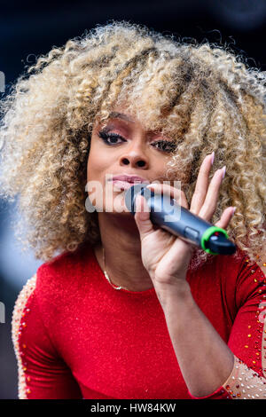 Belfast, Irlanda del Nord. 17 mar 2017 - Fleur est svolge San Patrizio Concerto per il giorno Foto Stock