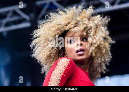 Belfast, Irlanda del Nord. 17 mar 2017 - Fleur est svolge San Patrizio Concerto per il giorno Foto Stock