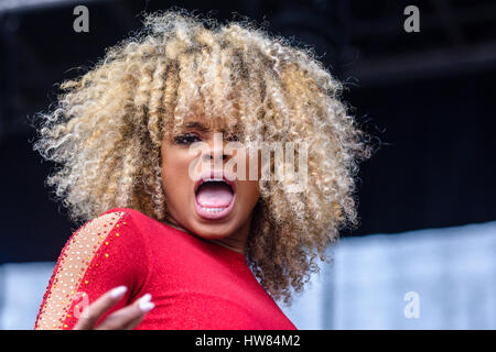 Belfast, Irlanda del Nord. 17 mar 2017 - Fleur est svolge San Patrizio Concerto per il giorno Foto Stock