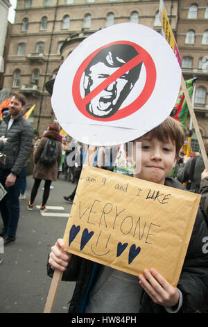 Londra REGNO UNITO. Il 18 marzo 2017. Migliaia di manifestanti marzo attraverso il centro di Londra come parte del cavalletto fino al razzismo contro l'islamofobia, pregiudizio e antisemitismo Credito: amer ghazzal/Alamy Live News Foto Stock