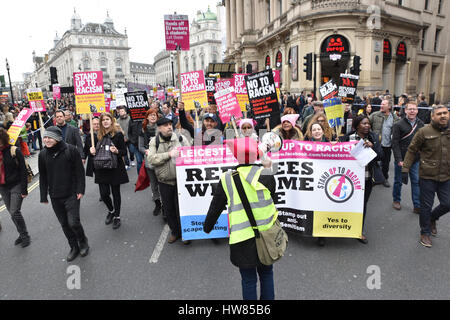 Londra, Regno Unito. Il 18 marzo 2017. Stand Up al razzismo marzo e nel rally di Londra. Credito: Matteo Chattle/Alamy Live News Foto Stock