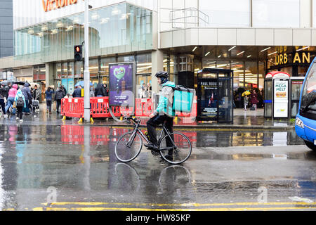 Nottingham, Regno Unito. 18 mar 2017. Heavy Rain e le temperature dello scambiatore di calore nel centro di Nottingham questo pomeriggio, shoppers girare per il coperchio. Credito: Ian Francesco/Alamy Live News Foto Stock