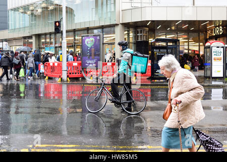 Nottingham, Regno Unito. 18 mar 2017. Heavy Rain e le temperature dello scambiatore di calore nel centro di Nottingham questo pomeriggio, shoppers girare per il coperchio. Credito: Ian Francesco/Alamy Live News Foto Stock