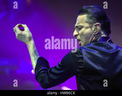 Berlino, Germania. Xvii Mar, 2017. La band britannica 'Depeche Mode" con il cantante Dave Gahan eseguire per il "Telekom Street concerti' al Funkhaus Nalepastraße a Berlino, Germania, 17 marzo 2017. Essi ha debuttato il loro nuovo album "acquavite di' alla stessa data. Foto: Soeren Stache/dpa/Alamy Live News Foto Stock