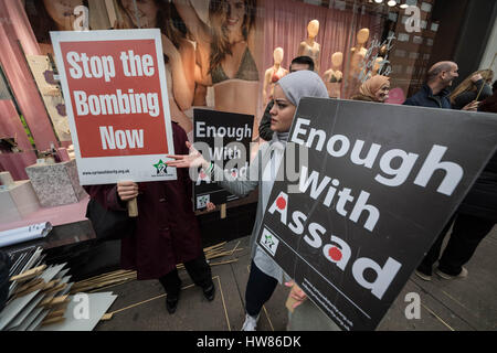 Londra, Regno Unito. Il 18 marzo, 2017. British siriani e sostenitori marzo attraverso il centro di Londra per il sesto anniversario della Rivoluzione siriana © Guy Corbishley/Alamy Live News Foto Stock