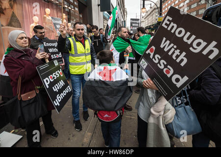 Londra, Regno Unito. Il 18 marzo, 2017. British siriani e sostenitori marzo attraverso il centro di Londra per il sesto anniversario della Rivoluzione siriana © Guy Corbishley/Alamy Live News Foto Stock