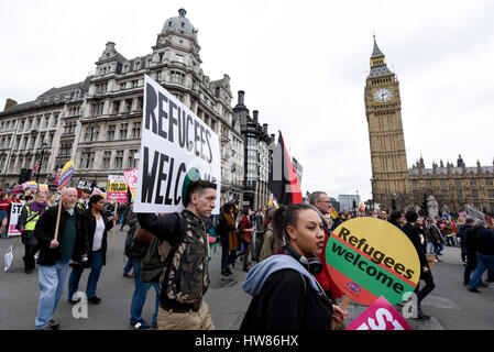 Londra, Regno Unito. Il 18 marzo 2017. Migliaia di dimostranti si riuniscono in piazza del Parlamento per un rally dopo il marzo contro il razzismo marzo su ONU contro il razzismo giorno uno dei parecchi di tali marche svolge nel Regno Unito. Credito: Stephen Chung / Alamy Live News Foto Stock