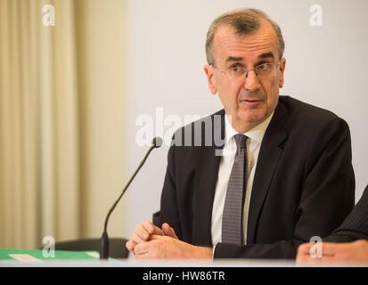 Francois Villeroy de Galhau, il governatore della Banca di Francia nel corso di una conferenza stampa durante il G20 dei ministri delle Finanze riuniti a Baden-Baden, Germania, 18 marzo 2017. Foto: Lino Mirgeler/dpa Foto Stock