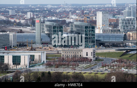 Berlino, Germania. 16 Mar, 2017. La stazione centrale, fotografato dal Bahn-Tower a Potsdamer Platz a Berlino, Germania, 16 marzo 2017. Foto: Bernd von Jutrczenka/dpa/Alamy Live News Foto Stock