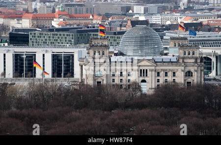 Berlino, Germania. 16 Mar, 2017. Il Reichstag, fotografato dal Bahn-Tower a Potsdamer Platz a Berlino, Germania, 16 marzo 2017. Foto: Bernd von Jutrczenka/dpa/Alamy Live News Foto Stock