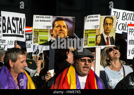 Madrid, Spagna. Xviii Mar, 2017. Persone che protestano contro la corruzione con le foto dei presidenti spagnolo Mariano Rajoy e Jose Luis Rodriguez Zapatero Credito: Marcos del Mazo/Alamy Live News Foto Stock