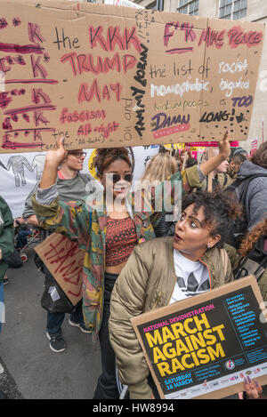 Londra, Regno Unito. Il 18 marzo 2017.Una giovane donna può contenere fino a grandi poster con il messaggio 'F * * k il KKK...' per il marzo a Londra su ONU contro il razzismo giorno per dimostrare la loro opposizione al razzismo, partendo con un rally al di fuori della BBC e terminante con un altro in piazza del Parlamento. La manifestazione è stata organizzata da Stand fino al razzismo e supportati da sindacati e molte altre organizzazioni e che si erano simili marche a Glasgow e Cardiff. Credito: Peter Marshall / Alamy Live News Foto Stock