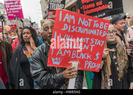 Londra, Regno Unito. Il 18 marzo 2017. Decine di migliaia di marzo a Londra su ONU contro il razzismo giorno per dimostrare la loro opposizione al razzismo, partendo con un rally al di fuori della BBC e terminante con un altro in piazza del Parlamento. La manifestazione è stata organizzata da Stand fino al razzismo e supportati da sindacati e molte altre organizzazioni e che si erano simili marche a Glasgow e Cardiff. Credito: Peter Marshall / Alamy Live News Foto Stock