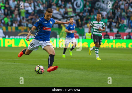 Lisbona, Portogallo. Il 18 marzo, 2017. Centrocampista NacionalÕs dalla Croazia Dejan Mezga (88) in azione durante il gioco Sporting CP v CD Nacional © Alexandre de Sousa/Alamy Live News Foto Stock