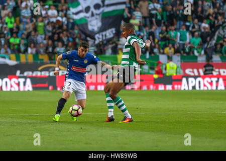 Lisbona, Portogallo. Il 18 marzo, 2017. NacionalÕs avanti dal Portogallo Salvador Agra (7) e SportingÕs defender da Holland Marvin Zeegelaar (31) in azione durante il gioco Sporting CP v CD Nacional © Alexandre de Sousa/Alamy Live News Foto Stock