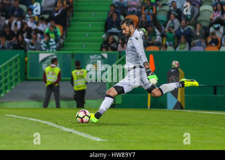 Lisbona, Portogallo. Il 18 marzo, 2017. Portiere SportingÕs dal Portogallo Rui Patricio (1) in azione durante il gioco Sporting CP v CD Nacional © Alexandre de Sousa/Alamy Live News Foto Stock