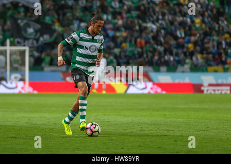 Lisbona, Portogallo. Il 18 marzo, 2017. SportingÕs defender dall Italia Ezequiel Schelotto (2) in azione durante il gioco Sporting CP v CD Nacional © Alexandre de Sousa/Alamy Live News Foto Stock