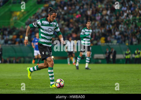 Lisbona, Portogallo. Il 18 marzo, 2017. SportingÕs defender dall Italia Ezequiel Schelotto (2) in azione durante il gioco Sporting CP v CD Nacional © Alexandre de Sousa/Alamy Live News Foto Stock