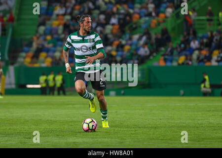 Lisbona, Portogallo. Il 18 marzo, 2017. SportingÕs defender dall Italia Ezequiel Schelotto (2) in azione durante il gioco Sporting CP v CD Nacional © Alexandre de Sousa/Alamy Live News Foto Stock