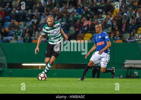 Lisbona, Portogallo. Il 18 marzo, 2017. SportingÕs avanti da Holland Bas possiedi (28) in azione durante il gioco Sporting CP v CD Nacional © Alexandre de Sousa/Alamy Live News Foto Stock