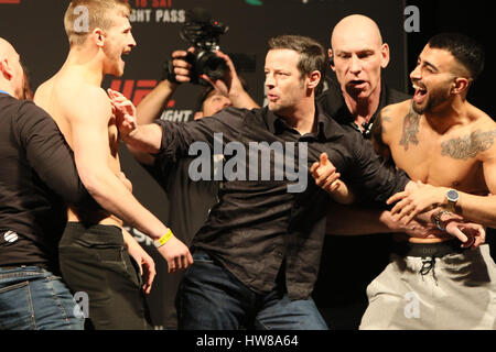 Arnold Allen e Makwan Amirkhani face off durante UFC Londra: pesare locande a Arena O2 , Londra, Inghilterra. 17 Marzo 2017 Foto Stock