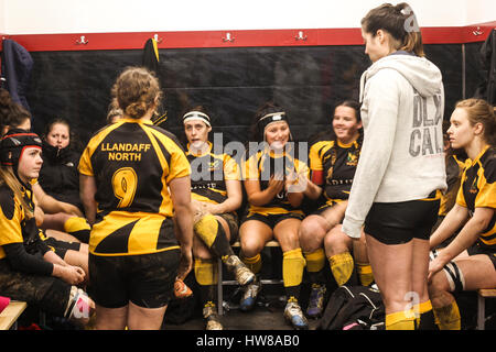 Pontyclun club di rugby Galles del Sud, a metà tempo e sessione di formazione presso il Womens gioco, Pontyclun contro Llandaff Nord. Foto Stock