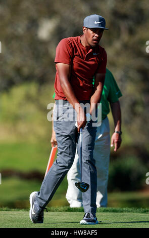 Marzo 18, 2017 - Orlando, Florida, USA-Tony Finau il sedicesimo tee durante il terzo round di Arnold Palmer Invitational. Del Mecum/CSM Foto Stock