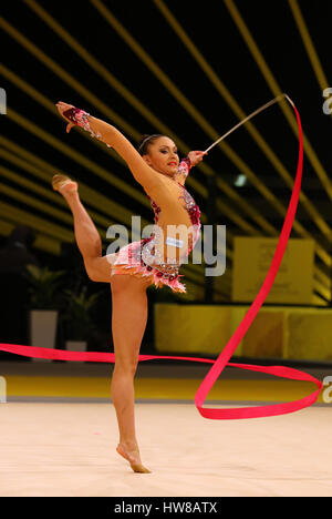 Kiev, Ucraina. Il 18 marzo, 2017. Ginnasta ritmica Ana Luiza Filiorianu della Romania esegue con nastro durante la ginnastica ritmica Grand Prix 'Deriugina Cup' nel Palazzo dello Sport di Kiev, Ucraina. Credito: Oleksandr Prykhodko/Alamy Live News Foto Stock