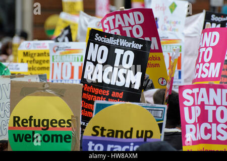 Londra, Regno Unito. Il 18 marzo 2017. Migliaia di manifestanti marzo attraverso il centro di Londra per protestare contro il razzismo su Anti-Racism ONU GIORNATA. © ZEN - Zaneta Razaite / Alamy Live News Foto Stock