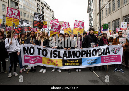 Londra, Regno Unito. Il 18 marzo 2017. Migliaia di manifestanti marzo attraverso il centro di Londra per protestare contro il razzismo su Anti-Racism ONU GIORNATA. © ZEN - Zaneta Razaite / Alamy Live News Foto Stock