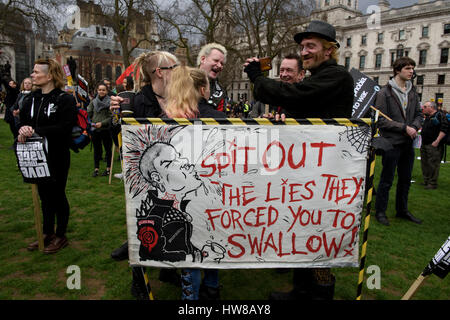 Londra, Regno Unito. Il 18 marzo 2017. Anti-razzismo manifestanti sono in possesso di un cartellone di lettura: "pit fuori le bugie che ha costretto a inghiottire' Foto Stock