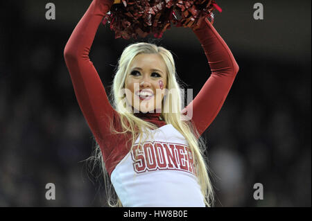 Seattle, WA, Stati Uniti d'America. Xviii Mar, 2017. L'Oklahoma allietare il personale era divertente la folla befored un NCAA primo round donne gioco tra i Gonzaga Bulldogs e Oklahoma Sooners. Il gioco è stato giocato al Hec ed Pavilion dell'Università di Washington campus a Seattle, WA. Jeff Halstead/CSM/Alamy Live News Foto Stock