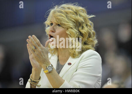 Seattle, WA, Stati Uniti d'America. Xviii Mar, 2017. Oklahoma Head Coach Sherri Coale cherring sulla sua squadra durante una NCAA primo round donne gioco tra i Gonzaga Bulldogs e Oklahoma Sooners. Il gioco è stato giocato al Hec ed Pavilion dell'Università di Washington campus a Seattle, WA. Jeff Halstead/CSM/Alamy Live News Foto Stock