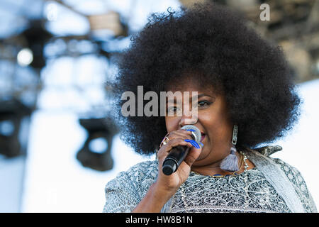 Giardini di Miami, FL - marzo 18: Betty Wright compie durante il 2017 Jazz in giardini all'Hard Rock Stadium di Miami. Marzo 18, 2017. Credito: Aaron Gilbert/MediaPunch Foto Stock