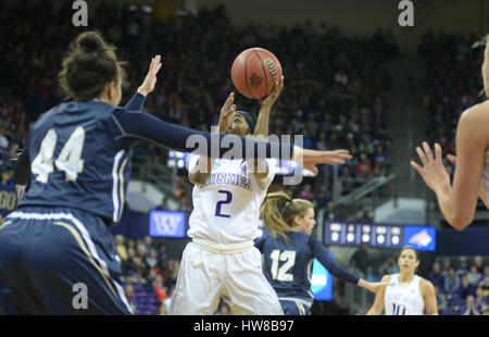 Seattle, WA, Stati Uniti d'America. Xviii Mar, 2017. Washington's Aarion McDonald (2) rigidi per il cerchio durante una NCAA primo round donne gioco tra il Montana di Stato Bobcats e il Washington Huskies. Il gioco è stato giocato al Hec ed Pavilion dell'Università di Washington campus a Seattle, WA. Jeff Halstead/CSM/Alamy Live News Foto Stock