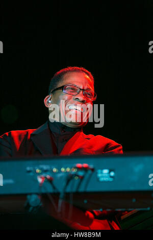 Giardini di Miami, FL - marzo 18: Herbie Hancock compie durante il 2017 Jazz in giardini all'Hard Rock Stadium di Miami. Marzo 18, 2017. Credito: Aaron Gilbert/MediaPunch Foto Stock