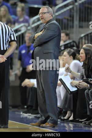 Seattle, WA, Stati Uniti d'America. Xviii Mar, 2017. UW capo allenatore Mike vicini durante un NCAA primo round donne gioco tra il Montana di Stato Bobcats e il Washington Huskies. Il gioco è stato giocato al Hec ed Pavilion dell'Università di Washington campus a Seattle, WA. Jeff Halstead/CSM/Alamy Live News Foto Stock