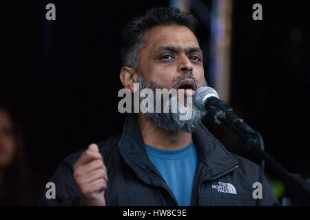 Londra, Regno Unito. Il 18 marzo, 2017. Moazzam Begg, ex ex Guantánamo detenuto e direttore di Outreach di gabbia, indirizzi di migliaia di dimostranti che rappresentano diversi anti-razzista di gruppi che partecipano nel marzo contro il razzismo. Il mese di marzo è stata programmata per avvenire il più vicino possibile all'ONU Giornata Internazionale per l Eliminazione della Discriminazione Razziale. Credito: Mark Kerrison/Alamy Live News Foto Stock